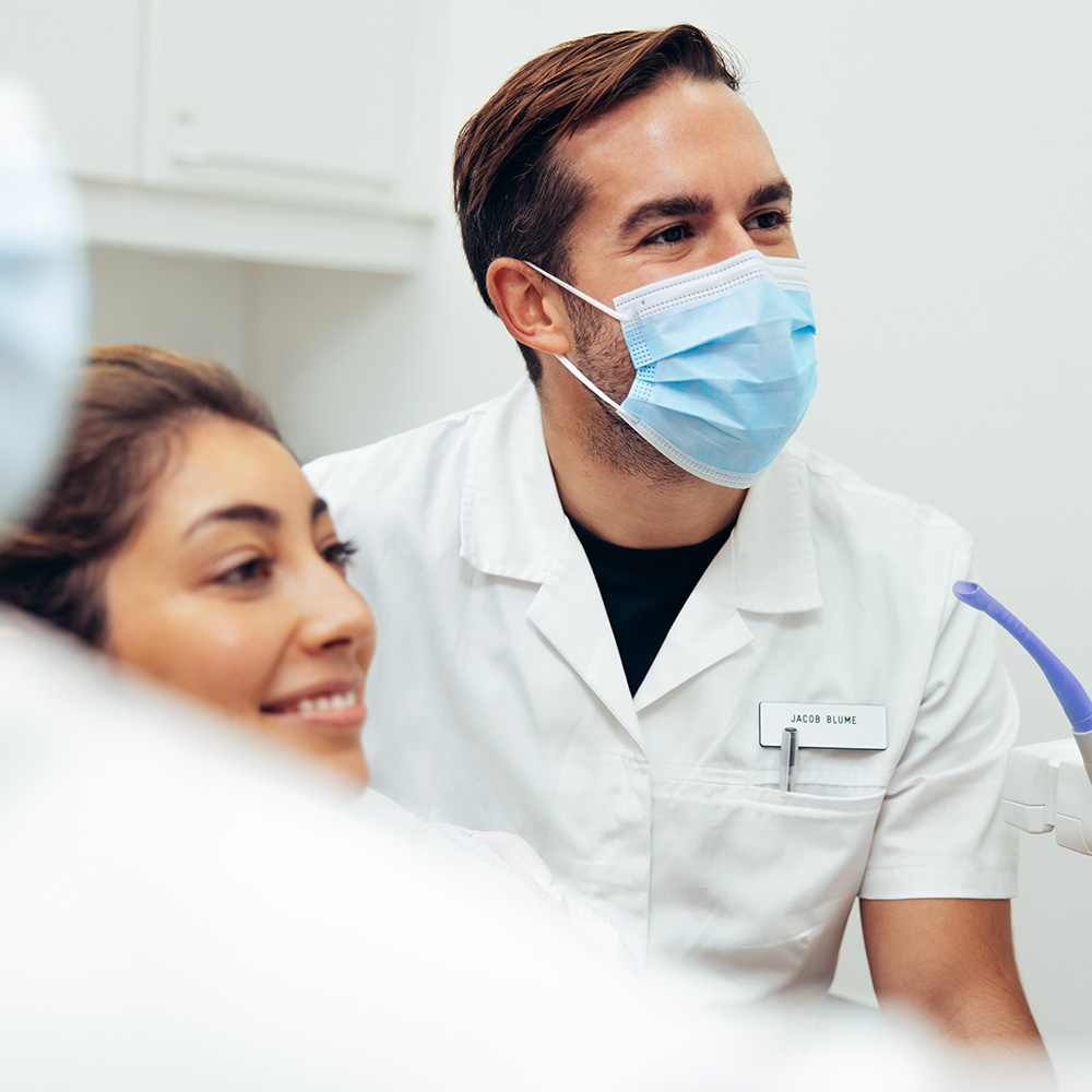 Diş hekimi Onur İkizer muayene